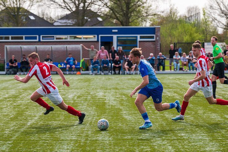 In beeld: SVI verslaat IJVV in Zwolle-Zuid - Foto: Peter Denekamp