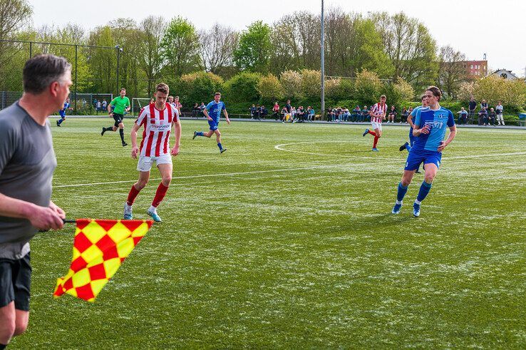 In beeld: SVI verslaat IJVV in Zwolle-Zuid - Foto: Peter Denekamp