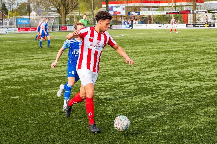 In beeld: SVI verslaat IJVV in Zwolle-Zuid - Foto: Peter Denekamp