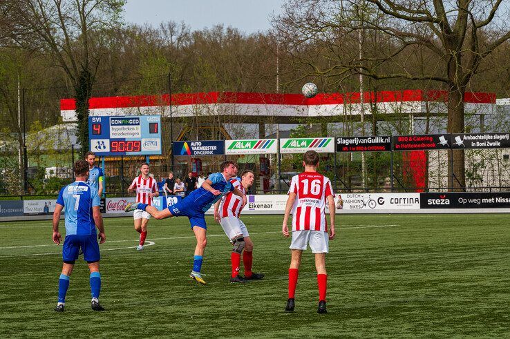 In beeld: SVI verslaat IJVV in Zwolle-Zuid - Foto: Peter Denekamp