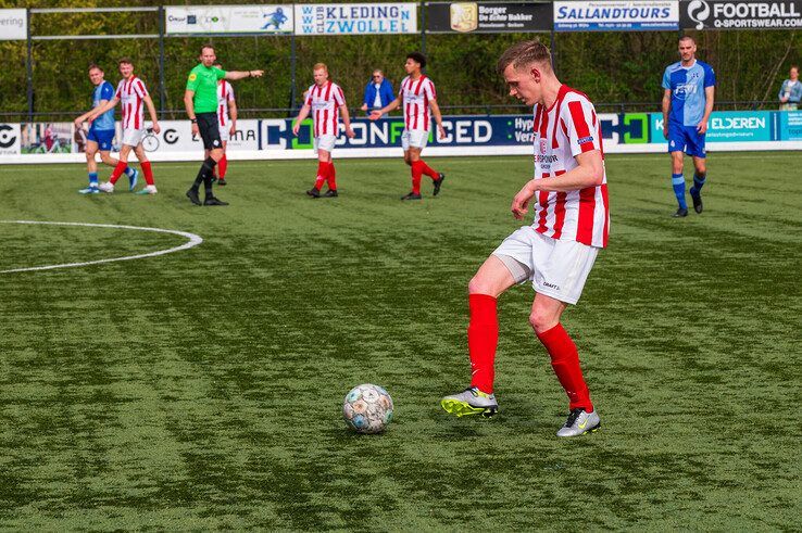 In beeld: SVI verslaat IJVV in Zwolle-Zuid - Foto: Peter Denekamp