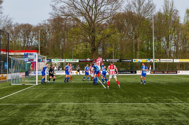 In beeld: SVI verslaat IJVV in Zwolle-Zuid - Foto: Peter Denekamp