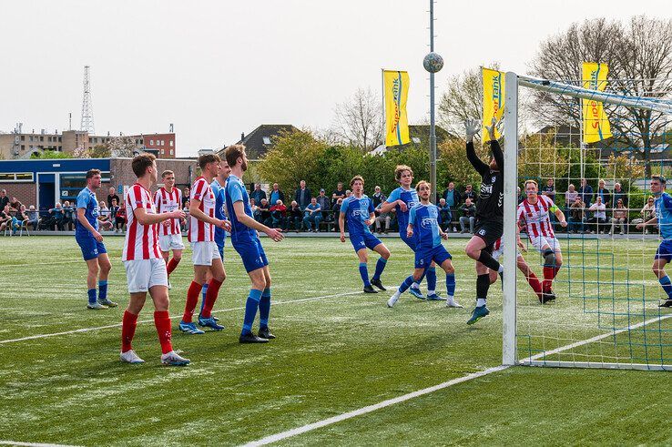 In beeld: SVI verslaat IJVV in Zwolle-Zuid - Foto: Peter Denekamp