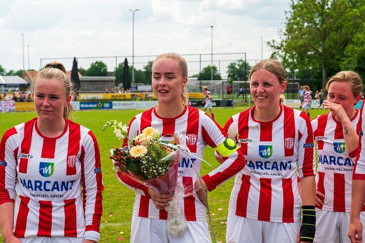 Dolle vreugde bij IJsselmuidense voetbalvrouwen: ‘Kampioenstitel is voor hele damesafdeling van IJVV’ - Foto: Peter Denekamp