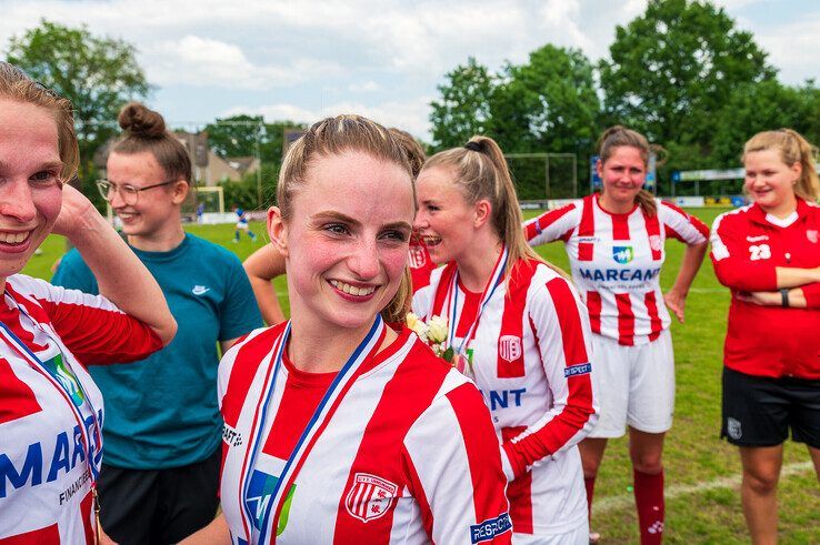 Dolle vreugde bij IJsselmuidense voetbalvrouwen: ‘Kampioenstitel is voor hele damesafdeling van IJVV’ - Foto: Peter Denekamp