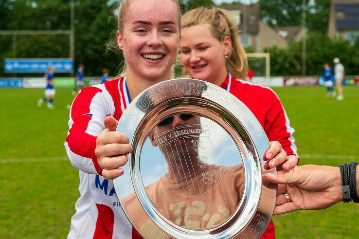 Dolle vreugde bij IJsselmuidense voetbalvrouwen: ‘Kampioenstitel is voor hele damesafdeling van IJVV’ - Foto: Peter Denekamp