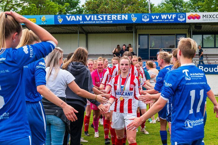 Dolle vreugde bij IJsselmuidense voetbalvrouwen: ‘Kampioenstitel is voor hele damesafdeling van IJVV’ - Foto: Peter Denekamp