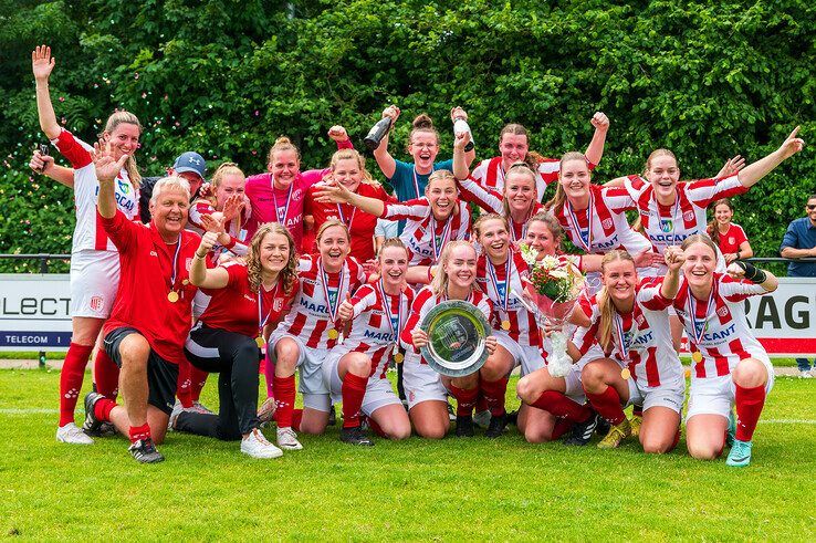 Dolle vreugde bij IJsselmuidense voetbalvrouwen: ‘Kampioenstitel is voor hele damesafdeling van IJVV’ - Foto: Peter Denekamp