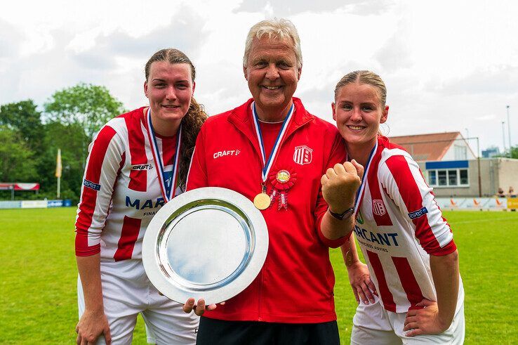 Dolle vreugde bij IJsselmuidense voetbalvrouwen: ‘Kampioenstitel is voor hele damesafdeling van IJVV’ - Foto: Peter Denekamp