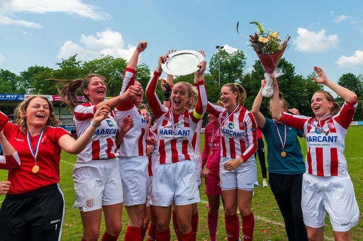 IJVV VR1 is kampioen en promoveert naar de 2e klasse. - Foto: Peter Denekamp