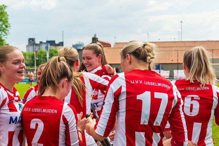 Dolle vreugde bij IJsselmuidense voetbalvrouwen: ‘Kampioenstitel is voor hele damesafdeling van IJVV’ - Foto: Peter Denekamp