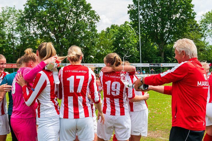 Dolle vreugde bij IJsselmuidense voetbalvrouwen: ‘Kampioenstitel is voor hele damesafdeling van IJVV’ - Foto: Peter Denekamp