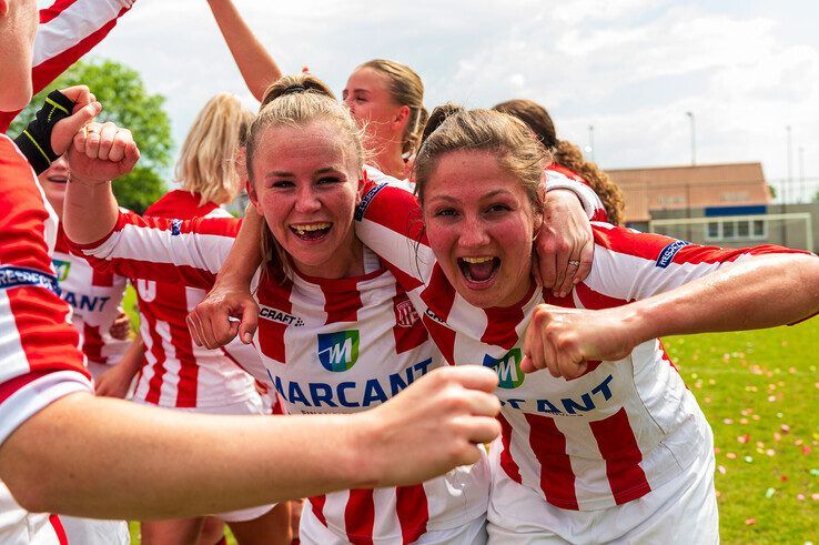 Dolle vreugde bij IJsselmuidense voetbalvrouwen: ‘Kampioenstitel is voor hele damesafdeling van IJVV’ - Foto: Peter Denekamp