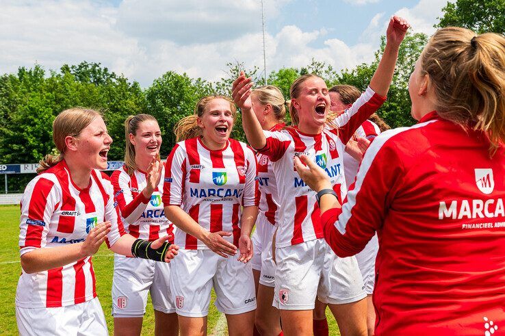 Dolle vreugde bij IJsselmuidense voetbalvrouwen: ‘Kampioenstitel is voor hele damesafdeling van IJVV’ - Foto: Peter Denekamp