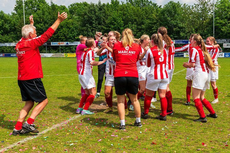 Dolle vreugde bij IJsselmuidense voetbalvrouwen: ‘Kampioenstitel is voor hele damesafdeling van IJVV’ - Foto: Peter Denekamp