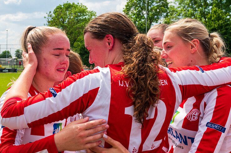 Dolle vreugde bij IJsselmuidense voetbalvrouwen: ‘Kampioenstitel is voor hele damesafdeling van IJVV’ - Foto: Peter Denekamp