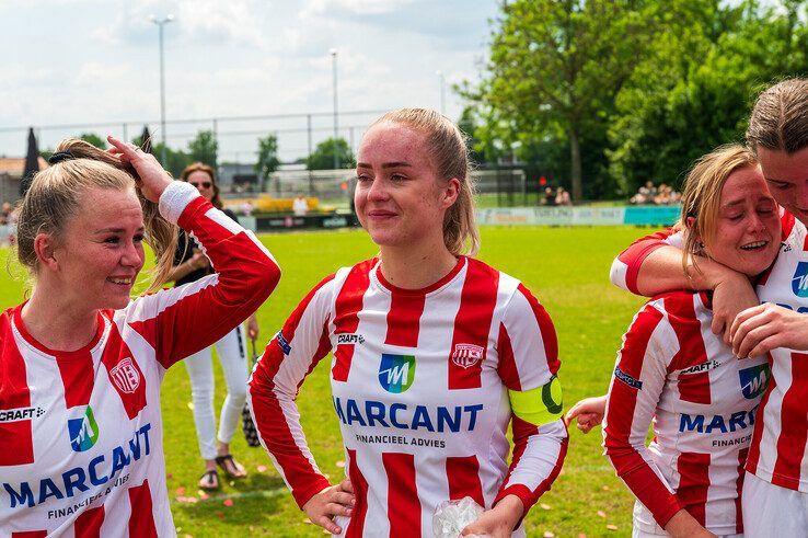 Dolle vreugde bij IJsselmuidense voetbalvrouwen: ‘Kampioenstitel is voor hele damesafdeling van IJVV’ - Foto: Peter Denekamp