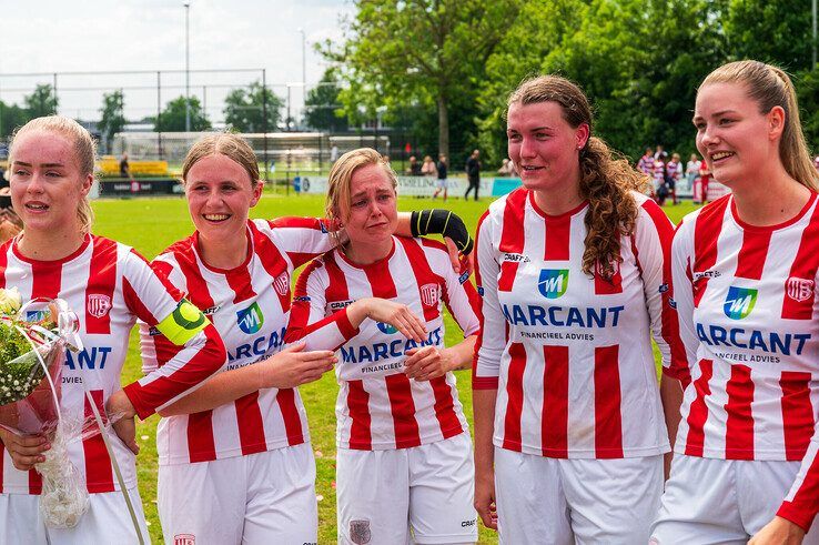 Dolle vreugde bij IJsselmuidense voetbalvrouwen: ‘Kampioenstitel is voor hele damesafdeling van IJVV’ - Foto: Peter Denekamp