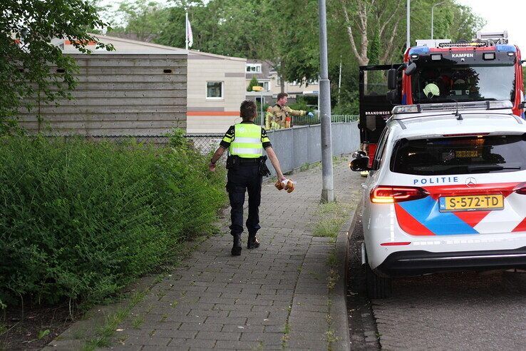 Een politieman met het troostbeertje. - Foto: Pascal Winter