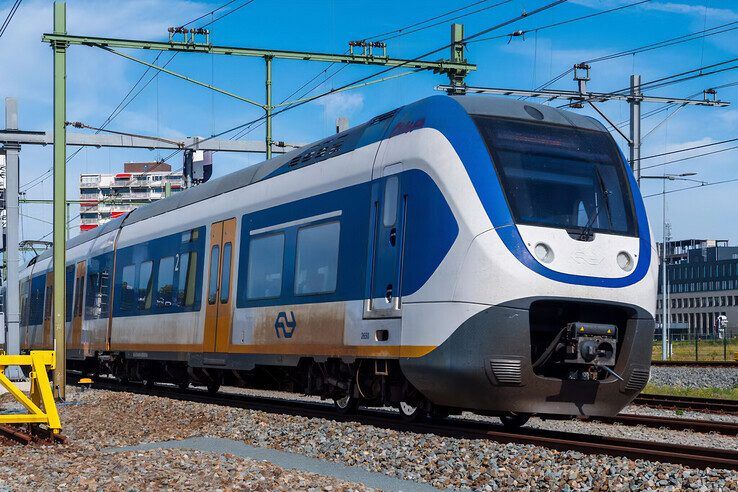 Een Sprinter van NS onderweg naar Kampen-Zuid. - Foto: Peter Denekamp