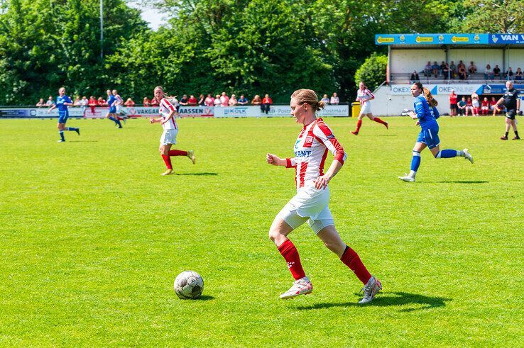 In beeld: IJVV Vrouwen eindigen seizoen met doelpuntenfestijn en kampioenstitel - Foto: Peter Denekamp