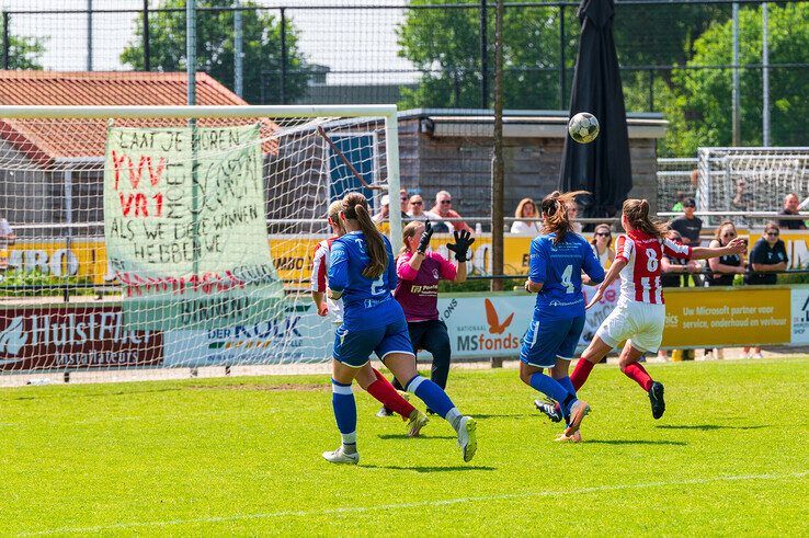 In beeld: IJVV Vrouwen eindigen seizoen met doelpuntenfestijn en kampioenstitel - Foto: Peter Denekamp