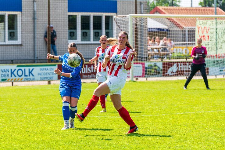 In beeld: IJVV Vrouwen eindigen seizoen met doelpuntenfestijn en kampioenstitel - Foto: Peter Denekamp