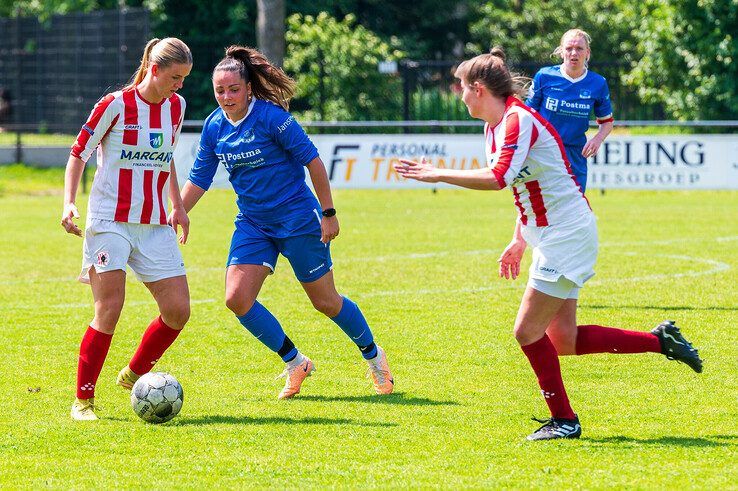 In beeld: IJVV Vrouwen eindigen seizoen met doelpuntenfestijn en kampioenstitel - Foto: Peter Denekamp