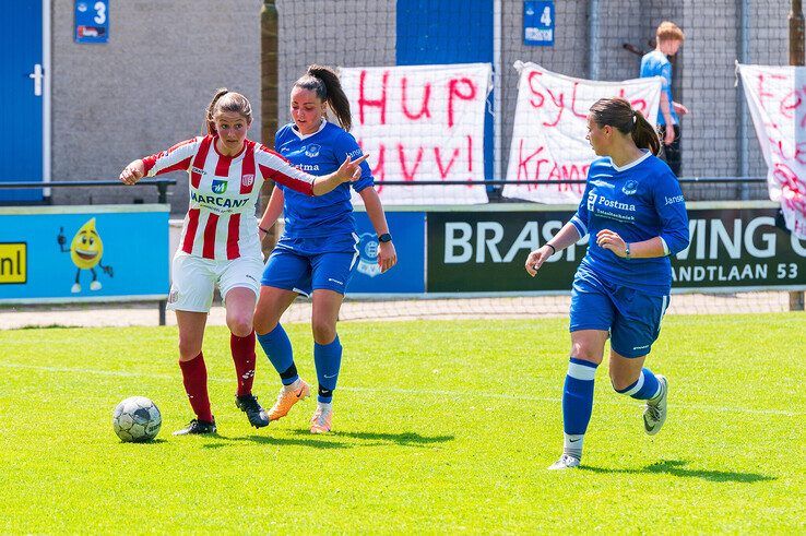 In beeld: IJVV Vrouwen eindigen seizoen met doelpuntenfestijn en kampioenstitel - Foto: Peter Denekamp