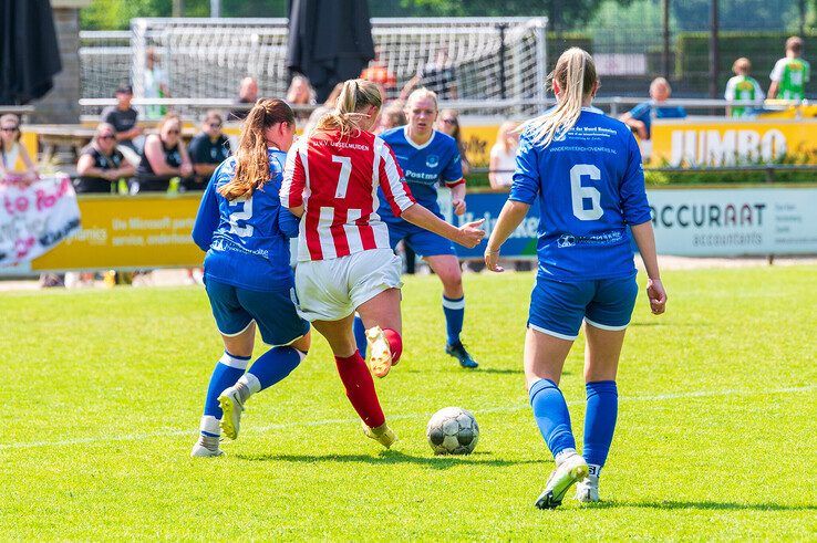 In beeld: IJVV Vrouwen eindigen seizoen met doelpuntenfestijn en kampioenstitel - Foto: Peter Denekamp