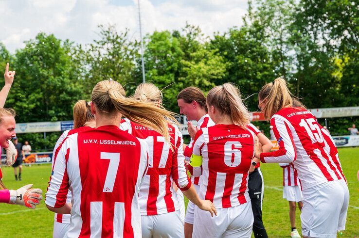 In beeld: IJVV Vrouwen eindigen seizoen met doelpuntenfestijn en kampioenstitel - Foto: Peter Denekamp