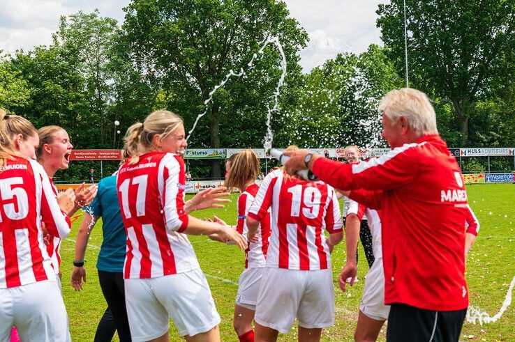 In beeld: IJVV Vrouwen eindigen seizoen met doelpuntenfestijn en kampioenstitel - Foto: Peter Denekamp