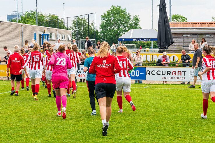 In beeld: IJVV Vrouwen eindigen seizoen met doelpuntenfestijn en kampioenstitel - Foto: Peter Denekamp