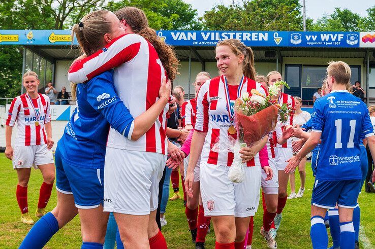 In beeld: IJVV Vrouwen eindigen seizoen met doelpuntenfestijn en kampioenstitel - Foto: Peter Denekamp