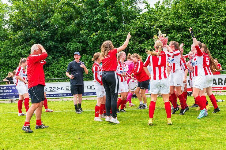 In beeld: IJVV Vrouwen eindigen seizoen met doelpuntenfestijn en kampioenstitel - Foto: Peter Denekamp