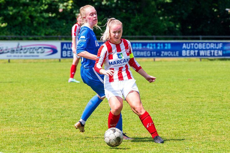 In beeld: IJVV Vrouwen eindigen seizoen met doelpuntenfestijn en kampioenstitel - Foto: Peter Denekamp