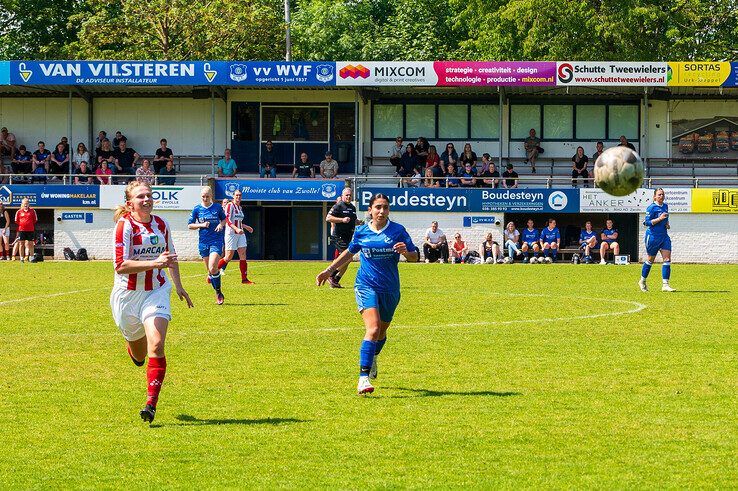 In beeld: IJVV Vrouwen eindigen seizoen met doelpuntenfestijn en kampioenstitel - Foto: Peter Denekamp