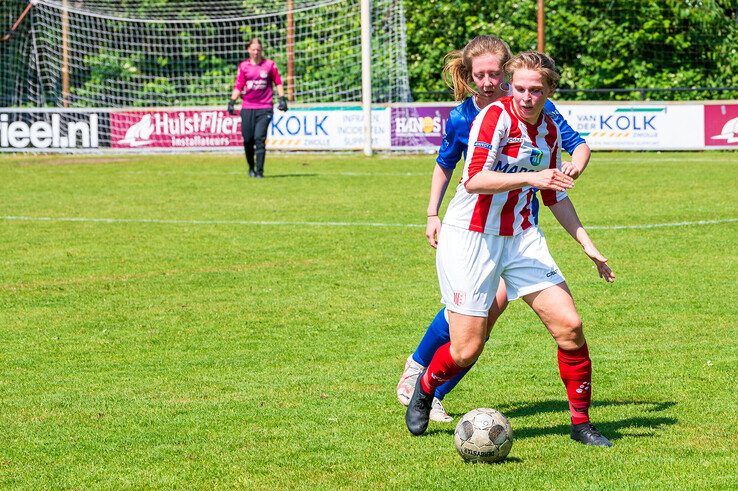 In beeld: IJVV Vrouwen eindigen seizoen met doelpuntenfestijn en kampioenstitel - Foto: Peter Denekamp