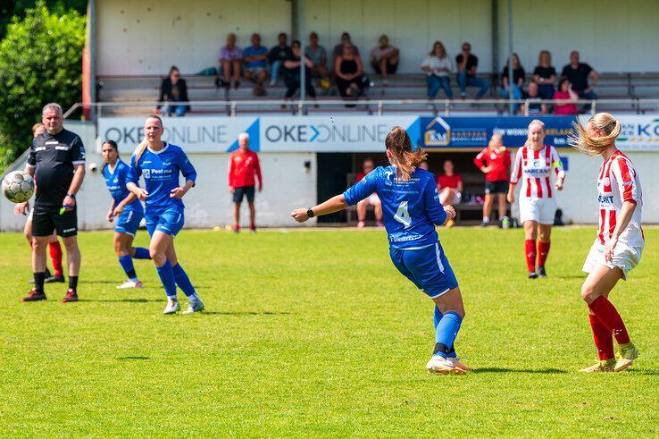 In beeld: IJVV Vrouwen eindigen seizoen met doelpuntenfestijn en kampioenstitel - Foto: Peter Denekamp