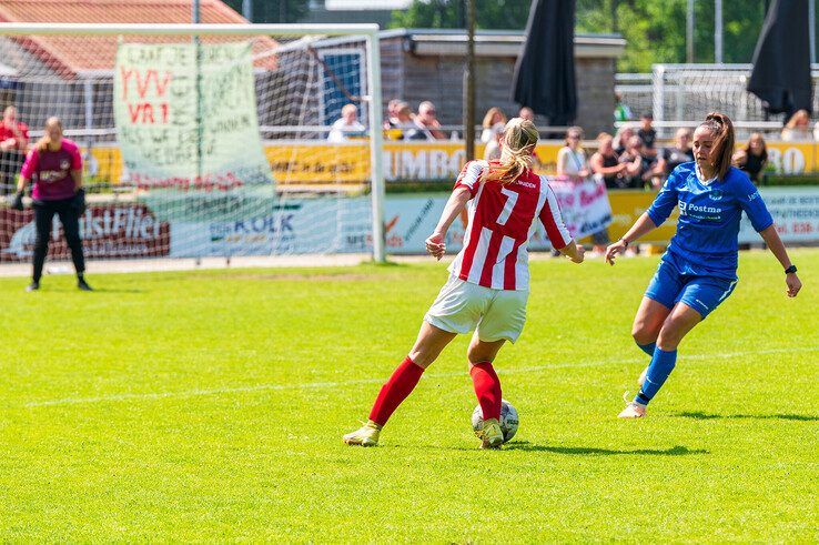 In beeld: IJVV Vrouwen eindigen seizoen met doelpuntenfestijn en kampioenstitel - Foto: Peter Denekamp