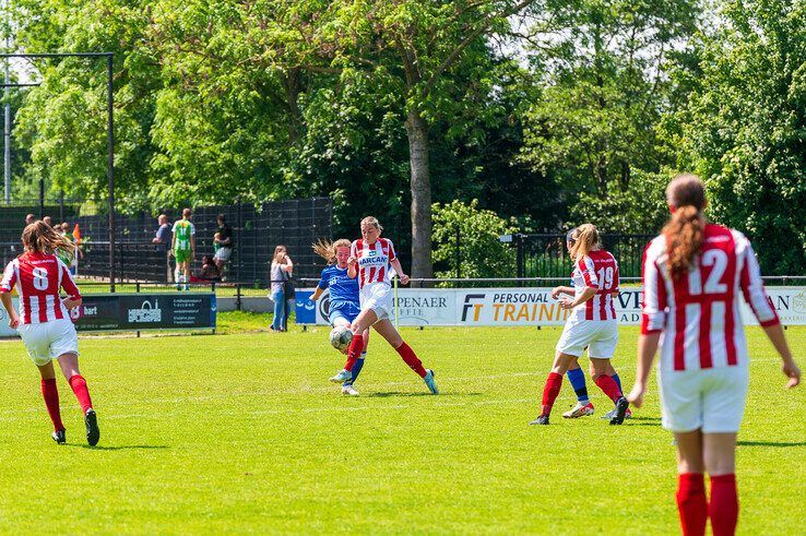 In beeld: IJVV Vrouwen eindigen seizoen met doelpuntenfestijn en kampioenstitel - Foto: Peter Denekamp