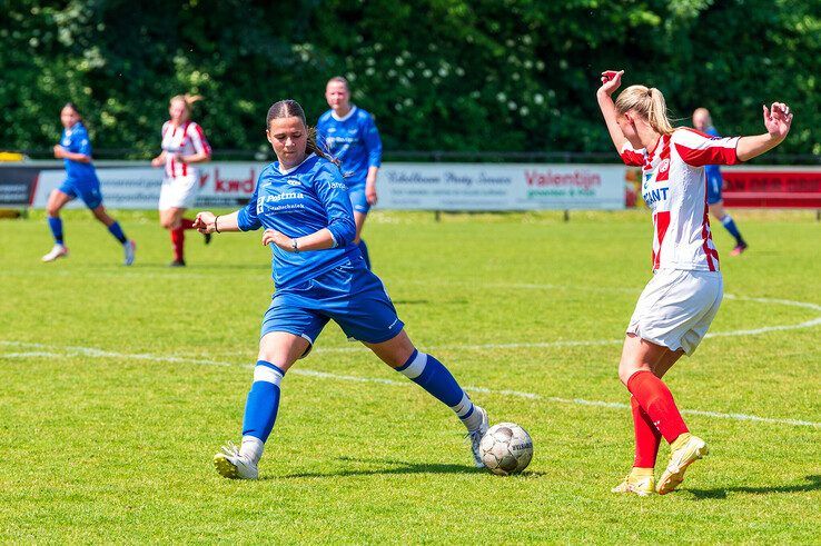 In beeld: IJVV Vrouwen eindigen seizoen met doelpuntenfestijn en kampioenstitel - Foto: Peter Denekamp