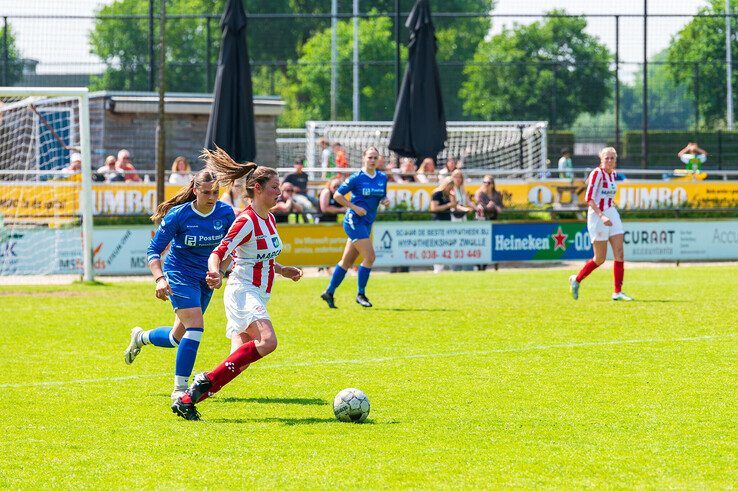 In beeld: IJVV Vrouwen eindigen seizoen met doelpuntenfestijn en kampioenstitel - Foto: Peter Denekamp