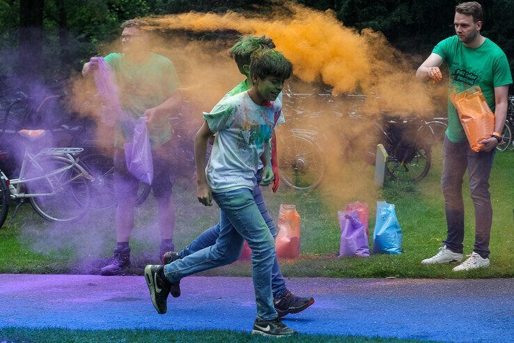 In beeld: Kleurrijke hardlopers, Bökkers en Typhoon in Stadspark - Foto: Pascal Winter