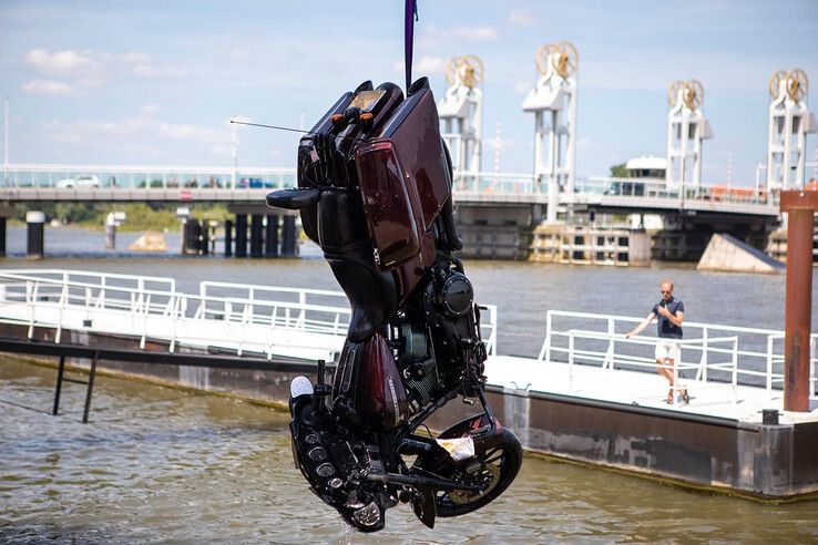 Harley-Davidson plonst in IJssel bij Kampen - Foto: Ruben Meinten