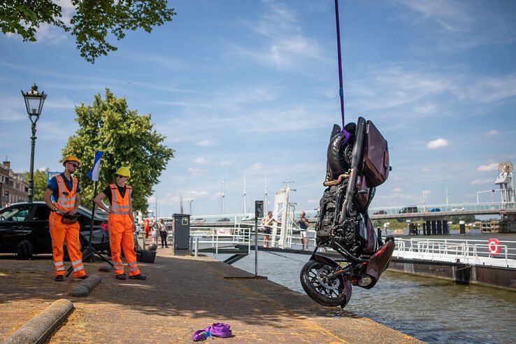 De Harley wordt uit de IJssel getakeld. - Foto: Ruben Meinten