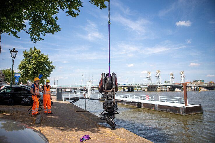 Harley-Davidson plonst in IJssel bij Kampen - Foto: Ruben Meinten