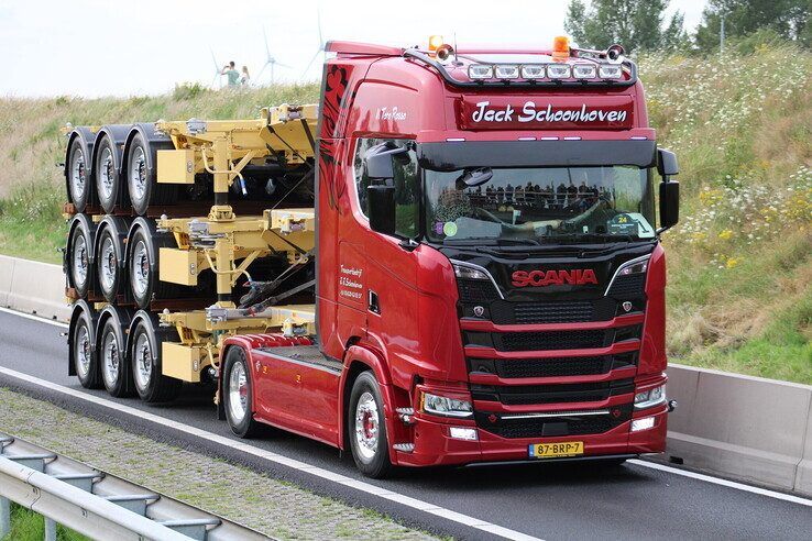 In Beeld: Kampen loopt uit voor Broshuis Truckstar Festival konvooi - Foto: Hardo Junte