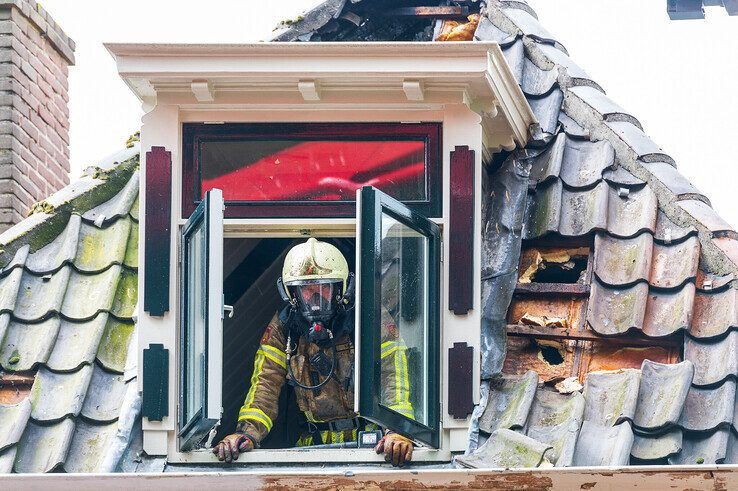 In beeld: Grote brand op zolder en dak van woning in Kamper binnenstad - Foto: Peter Denekamp