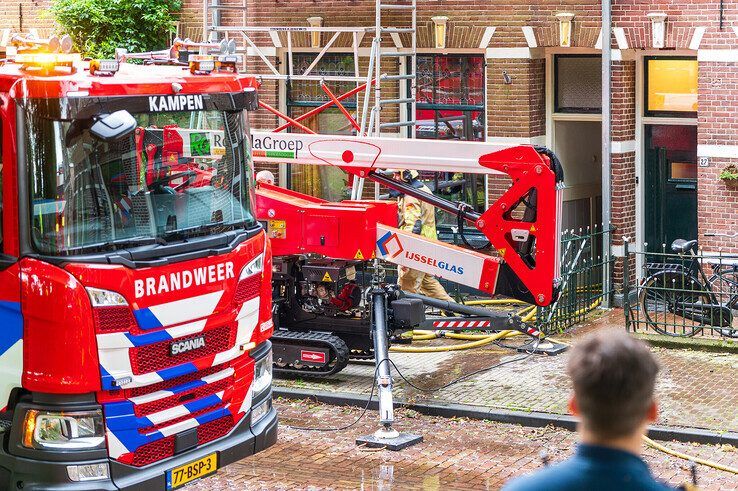 In beeld: Grote brand op zolder en dak van woning in Kamper binnenstad - Foto: Peter Denekamp